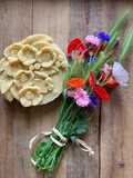 Crostata con fiori di campo