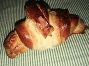 Una foto de croissant con mermelada
