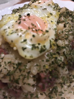Una foto de 2. Risotto de setas, jamón serrano y huevos de codorniz (principal arroz)