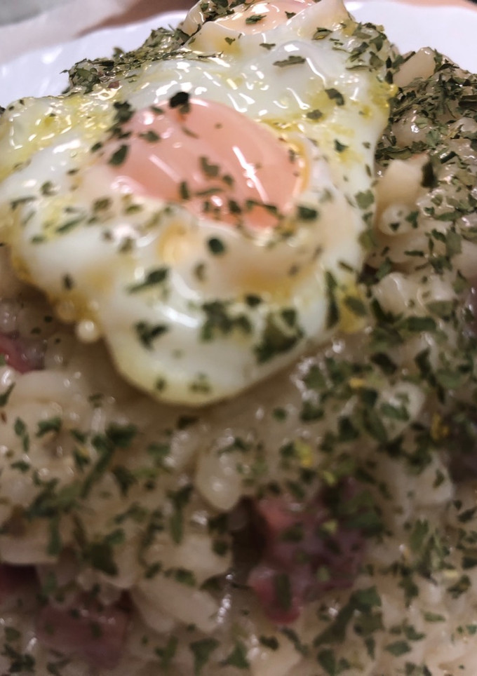 Una foto de 2. Risotto de setas, jamón serrano y huevos de codorniz (principal arroz)