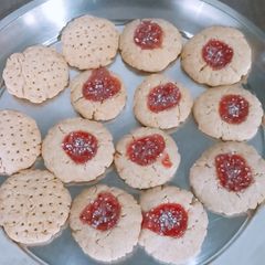 A picture of Jam cookies made of whole wheat flour.