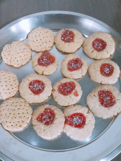 A picture of Jam cookies made of whole wheat flour.