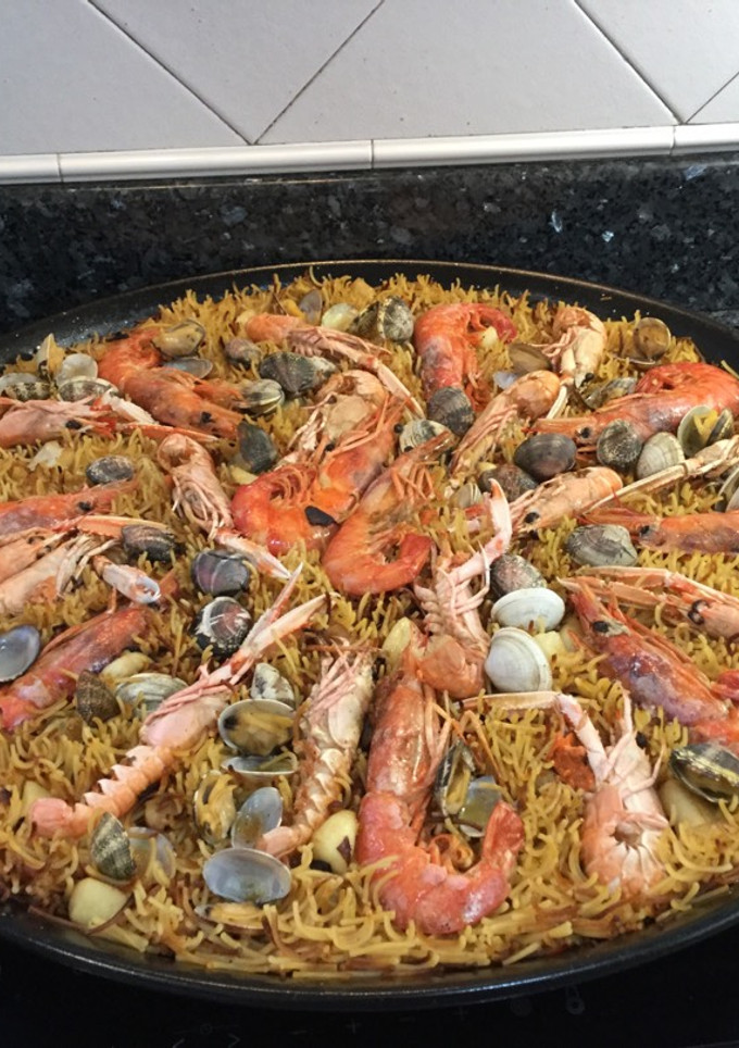 Una foto de Fideuá