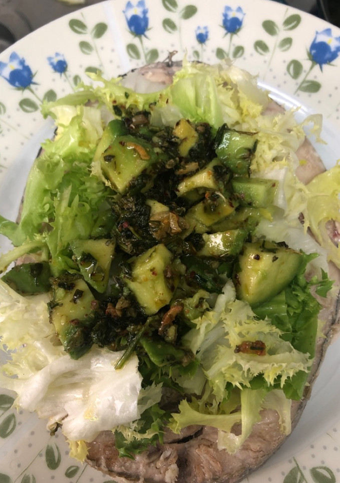 Una foto de 330. Bonito con chimichurri de aguacate (principal pescado)