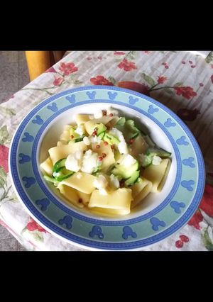 Foto di Calamarata con merluzzo, zucchine e pepe rosa