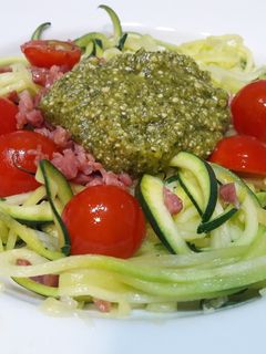 Una foto de Espaguetis de calabacín con pesto de anacardos