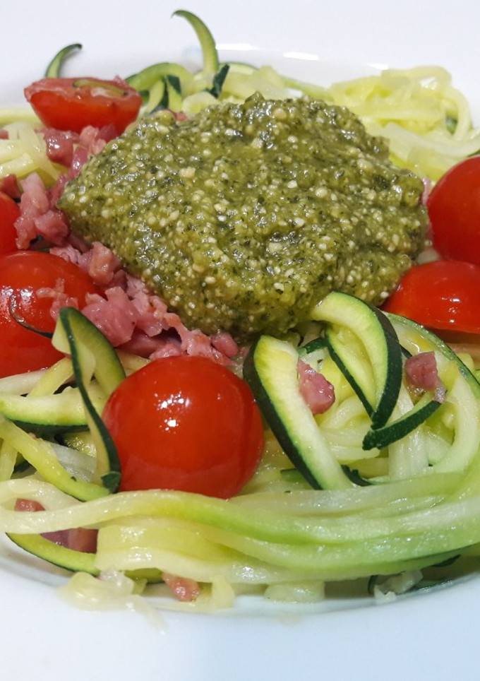 Una foto de Espaguetis de calabacín con pesto de anacardos