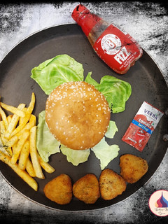 આલુ ટિક્કી બર્ગર (Aloo Tikki Burger Recipe In Gujarati) રેસીપી મુખ્ય ફોટો