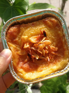 A picture of Khanom Mo Kaeng Kai (Egg Custard Dessert).