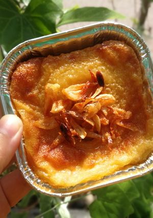 A picture of Khanom Mo Kaeng Kai (Egg Custard Dessert).
