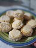Alfajores con harina de coco y pasta de maní