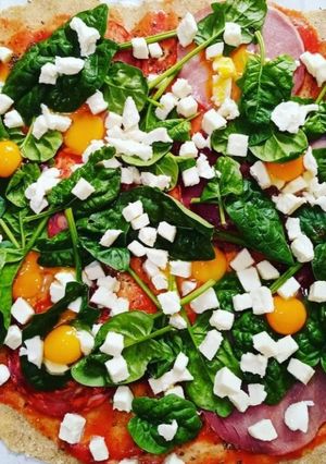 Une photo de Pizza epinard, bacon