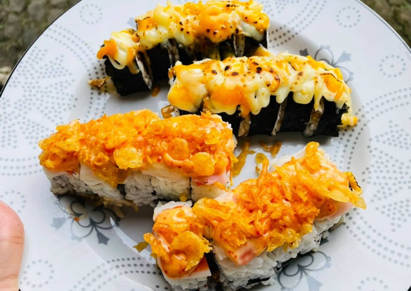 Sushi (kani mentai roll)