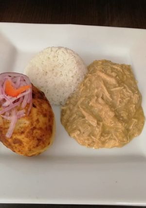 Una foto de Un combinado de ají de pollo con papa rellena