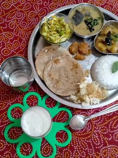 કાઠિયાવાડી થાળી રેસીપી મુખ્ય ફોટો