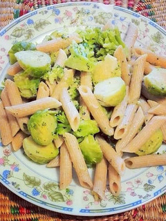 Una foto de Fideos canuto integrales con colcitas y brócoli