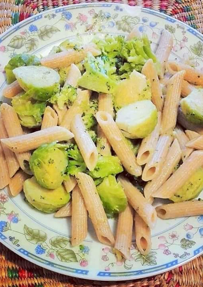 Una foto de Fideos canuto integrales con colcitas y brócoli