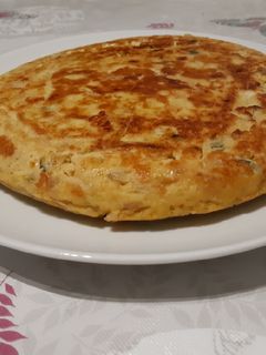 Una foto de Tortilla de patatas, calabacín y cebolla. Muy melosa
