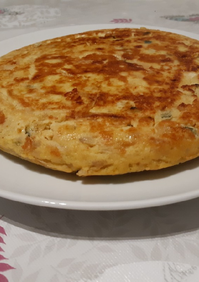 Una foto de Tortilla de patatas, calabacín y cebolla. Muy melosa