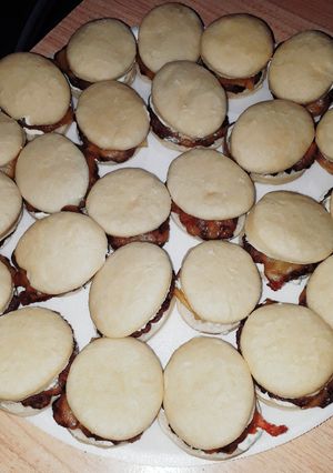 Una foto de Figacitas de hamburguesita y queso con mayo ciboulette