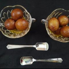 A picture of Gulab Jamun.