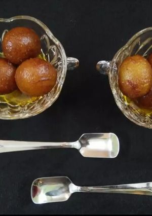 A picture of Gulab Jamun.