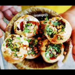 A picture of Dahi Golgappa.