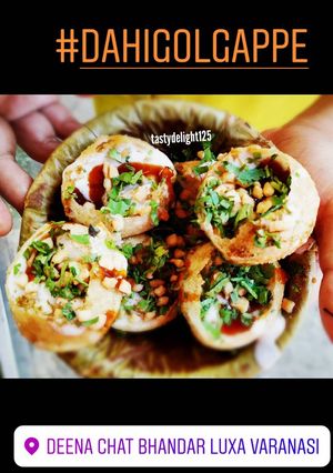 A picture of Dahi Golgappa.