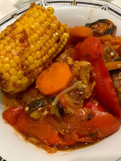Una foto de Estofado de pollo y carne bien completo muy fácil!