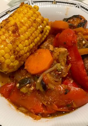 Una foto de Estofado de pollo y carne bien completo muy fácil!