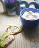 Dip cremoso de atún y anchoas con aguacate