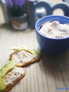 Una foto de Dip cremoso de atún y anchoas con aguacate