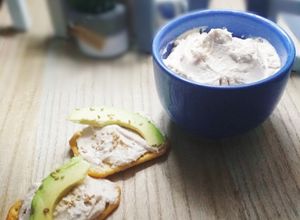 Una foto de Dip cremoso de atún y anchoas con aguacate