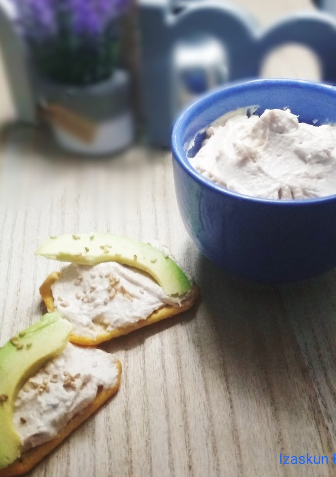 Una foto de Dip cremoso de atún y anchoas con aguacate