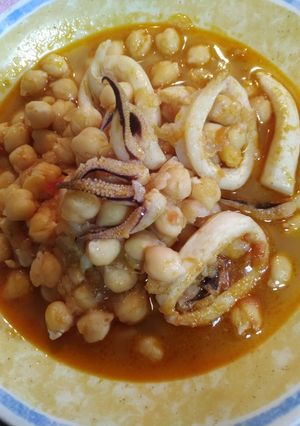Una foto de Garbanzos con calamares