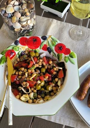 Balela: mediterrán csicseriborsó saláta grill kolbásszal recept fotója