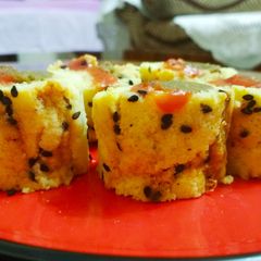 A picture of Dhokla sushi.