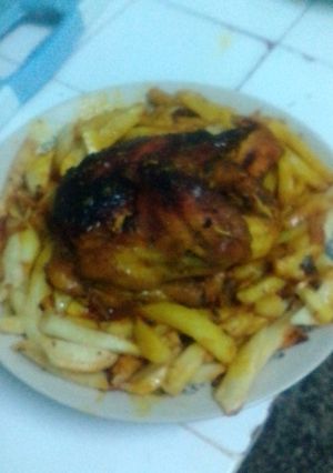 صورة لوصفة دجاج محمر في الكيس الفرن مع بطاطا مقلية