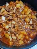 Pierna de cerdo con papitas y chile rojo
