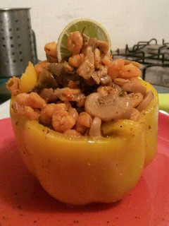 Una foto de Pimiento relleno de camarones y setas en salsa criolla