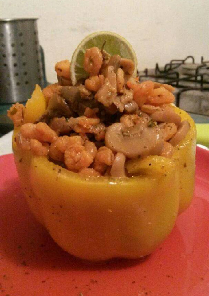 Una foto de Pimiento relleno de camarones y setas en salsa criolla