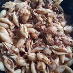 Una foto de Pasta corta con salsa de calabacín y frutos del mar