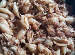 Una foto de Pasta corta con salsa de calabacín y frutos del mar