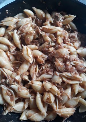 Una foto de Pasta corta con salsa de calabacín y frutos del mar