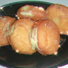 A picture of Custard filled Donuts.