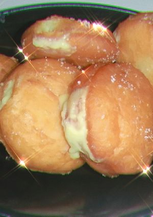 A picture of Custard filled Donuts.