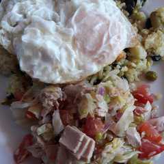 Una foto de Arroz con vegetales y ensalada de atún
