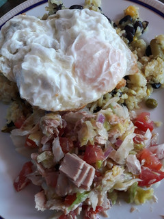 Una foto de Arroz con vegetales y ensalada de atún