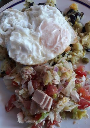 Una foto de Arroz con vegetales y ensalada de atún
