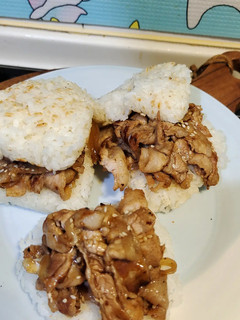 剩飯大變身~~豬肉洋蔥米漢堡 的食譜成品照片